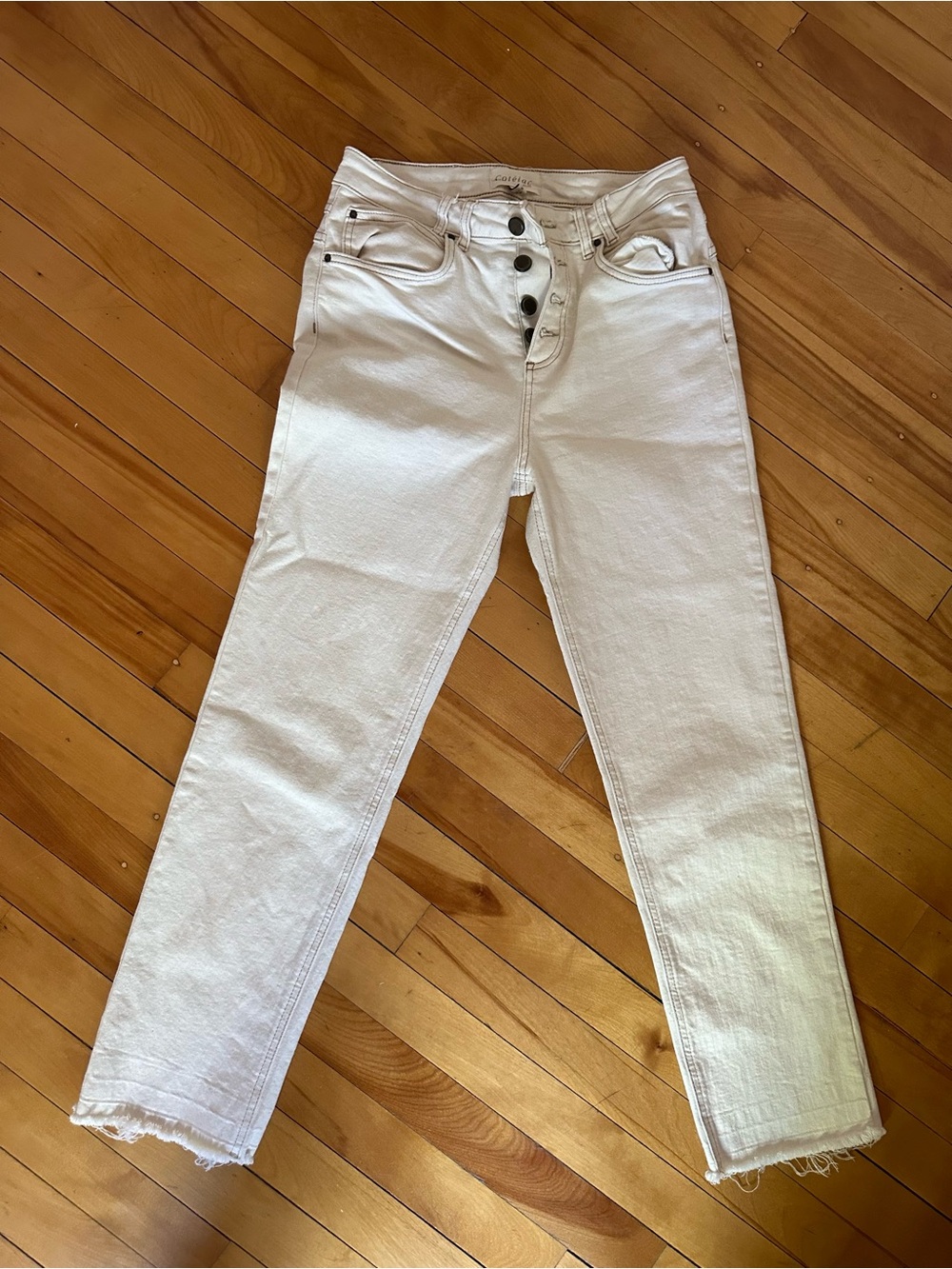 Button-Fly White Cropped Jeans with Frayed Hem
